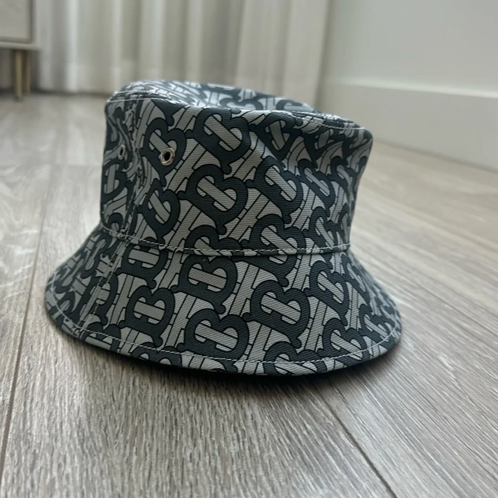 Burberry bucket hat - Picture 1 of 3